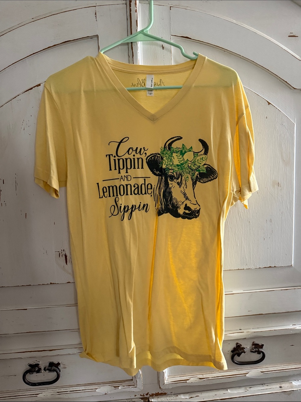 August bleu Yellow V-Neck Tee with Cow Graphic